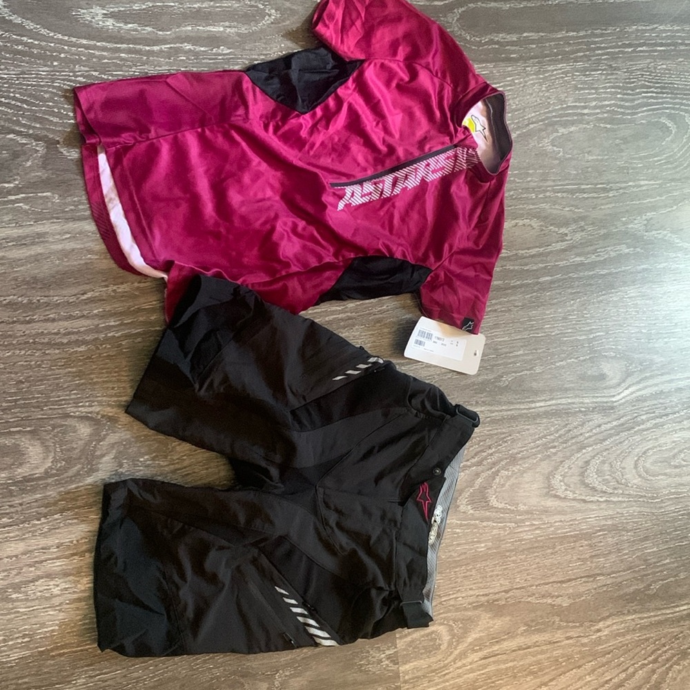 Alpinestars women’s mountain biking gear top and lightly padded shorts. Sm / 26